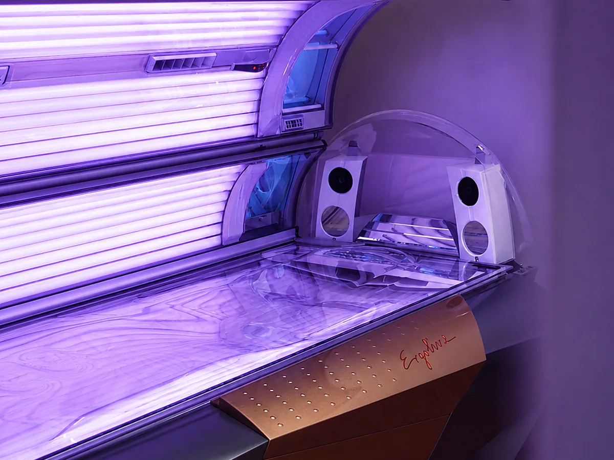 Sonnenbank mit Gesichtsbräuner im Lila Fitness Studio