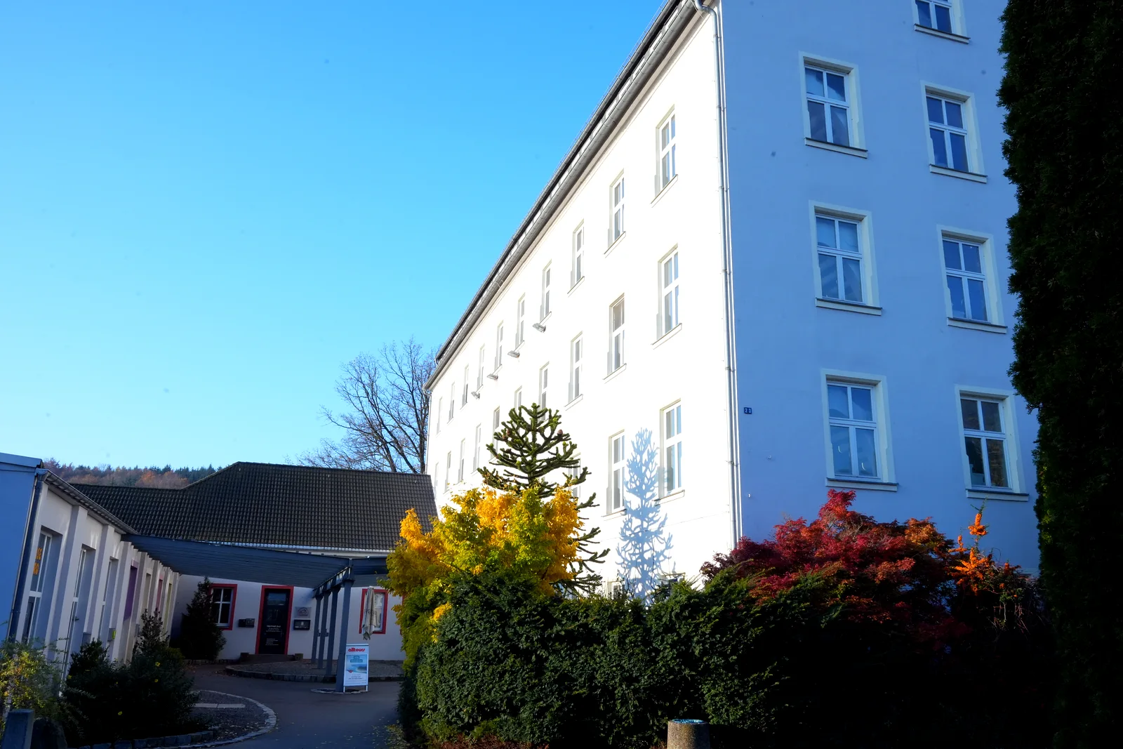 Außenansicht des Fitnessstudios Flöha, Augustusburger Straße – Lila Fitness