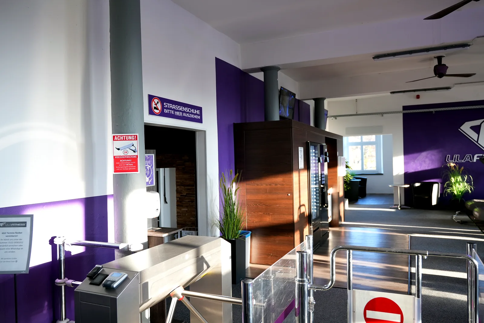 Empfangsbereich im Fitnessstudio Flöha – Lila Fitness