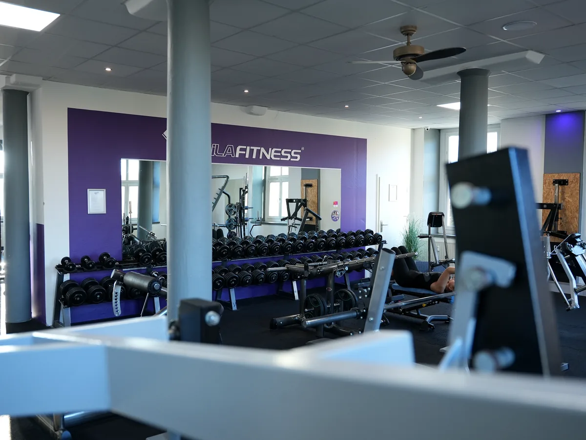 Mitglied beim Krafttraining im Fitnessstudio Flöha – Lila Fitness