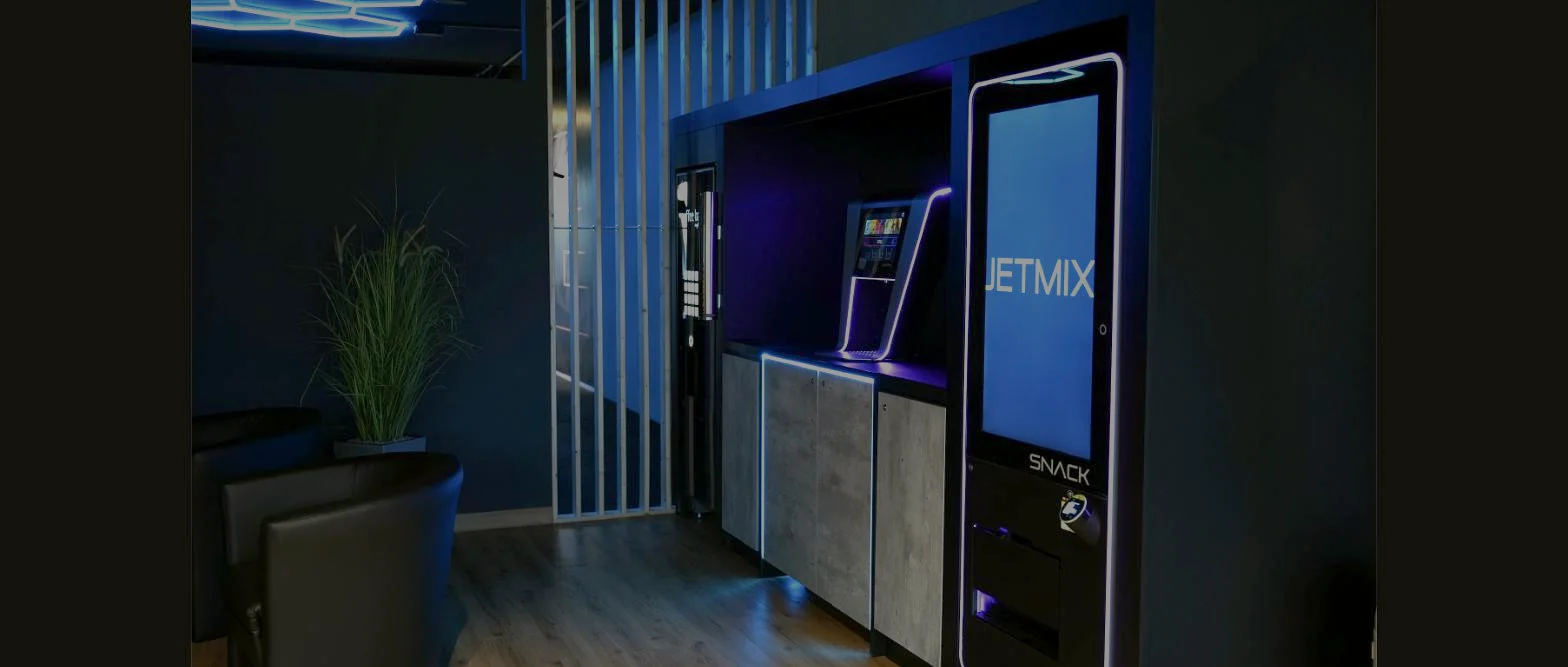 Lounge-Bereich im Fitnessstudio Hohenstein-Ernstthal – Lila Fitness