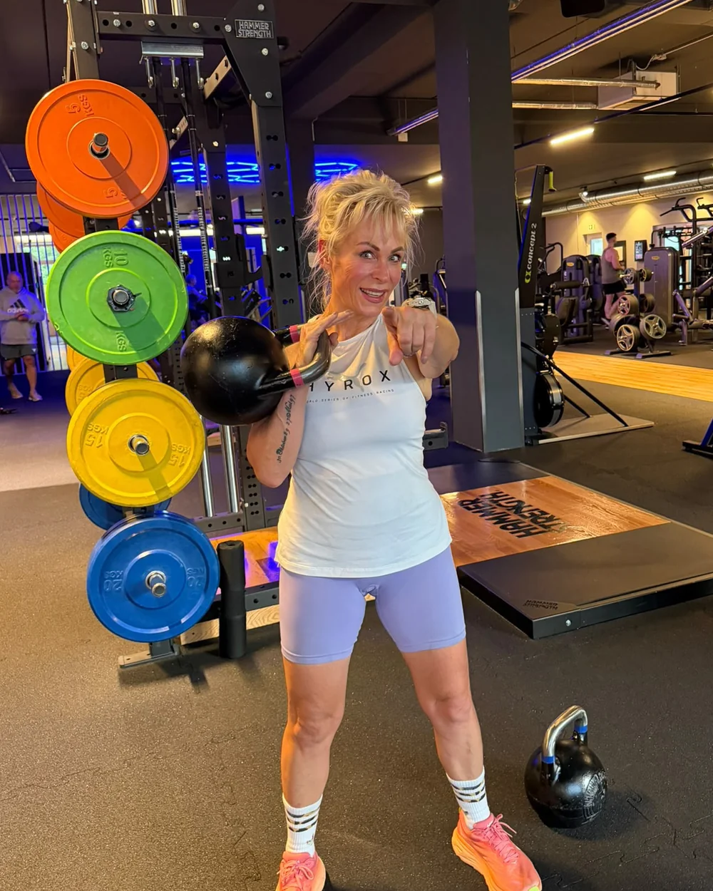 Kursleiterin Katrin beim Functional Training mit Kettlebell im Fitnessstudio Hohenstein-Ernstthal – Lila Fitness