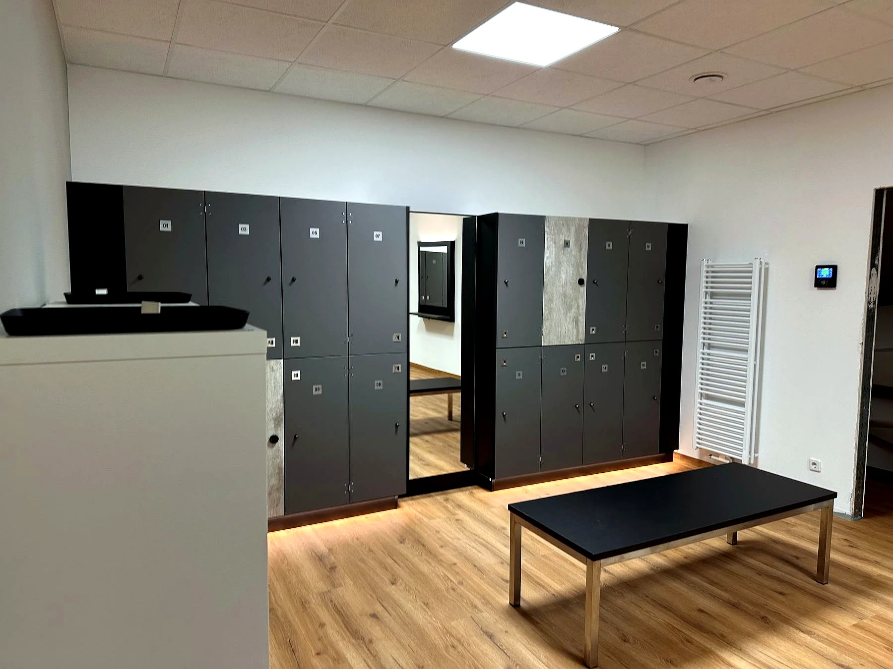 Umkleide im Fitnessstudio Hohenstein-Ernstthal – Lila Fitness