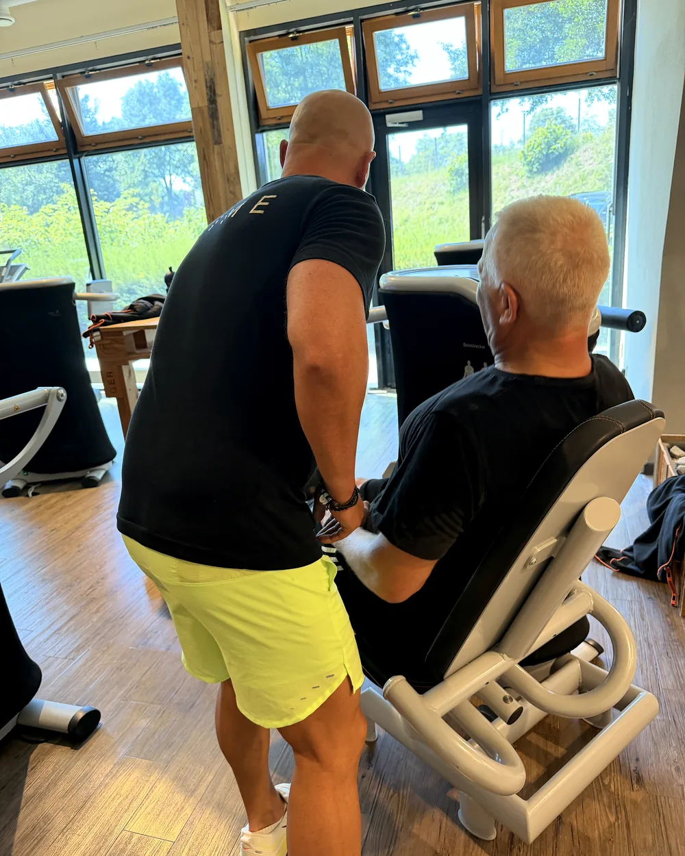 EGYM Beinstrecker-Training im Fitnessstudio Lichtenstein – Lila Fitness