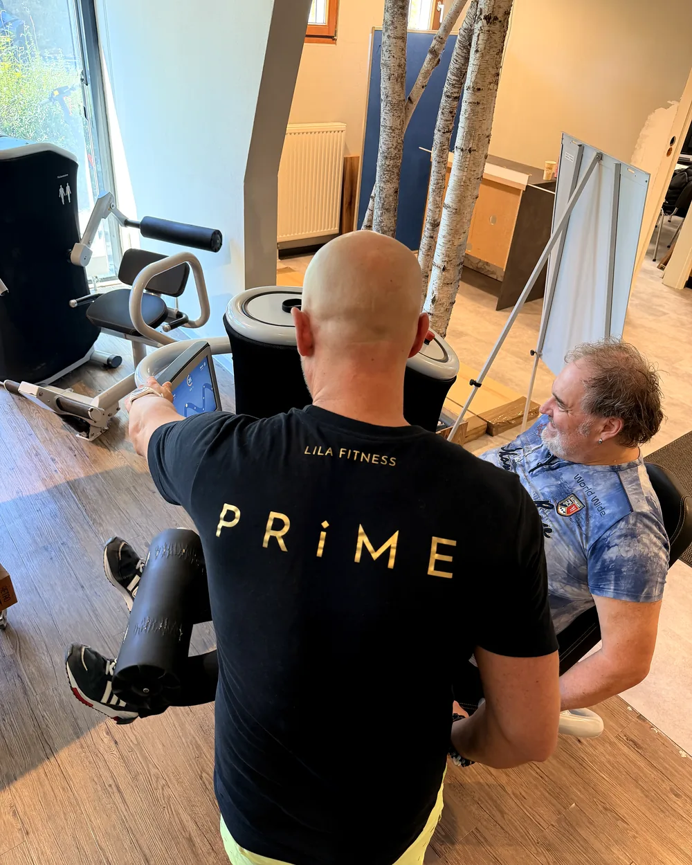 EGYM Brustpresse-Training im Fitnessstudio Lichtenstein – Lila Fitness