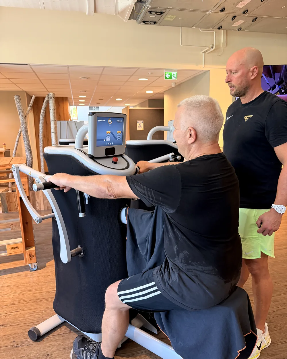 EGYM Ruderzug-Training im Fitnessstudio Lichtenstein – Lila Fitness