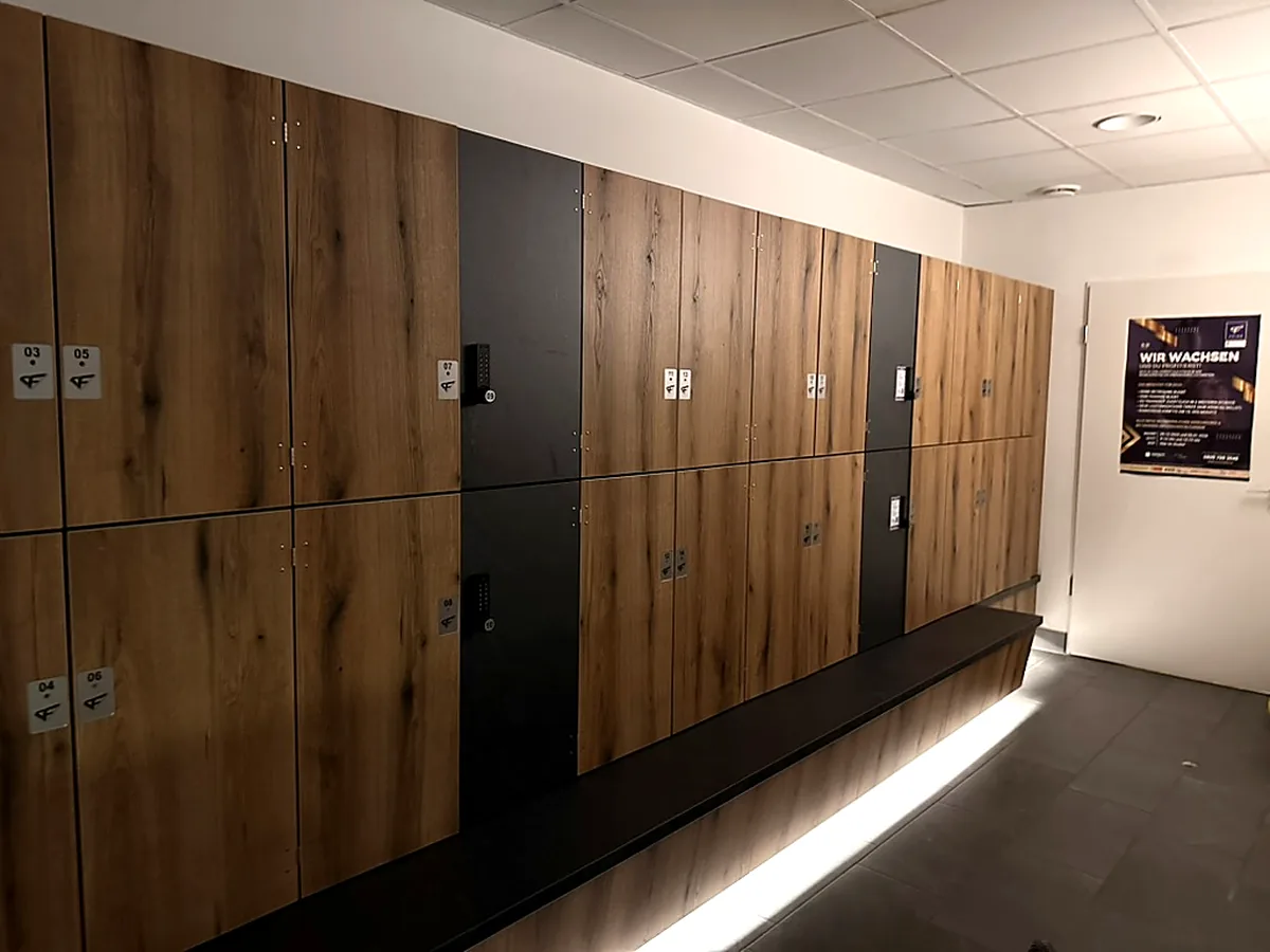 Umkleide mit Spinden im Fitnessstudio Lichtenstein – Lila Fitness