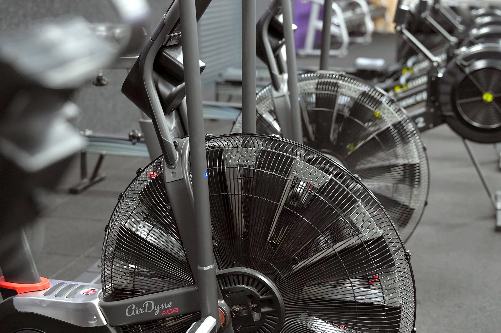 Airbike-Training im Fitnessstudio Schneeberg – Lila Fitness