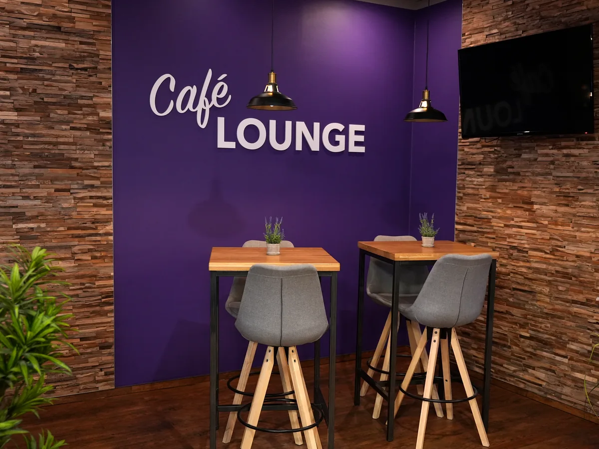 Café-Lounge im Fitnessstudio Schwarzenberg – Lila Fitness