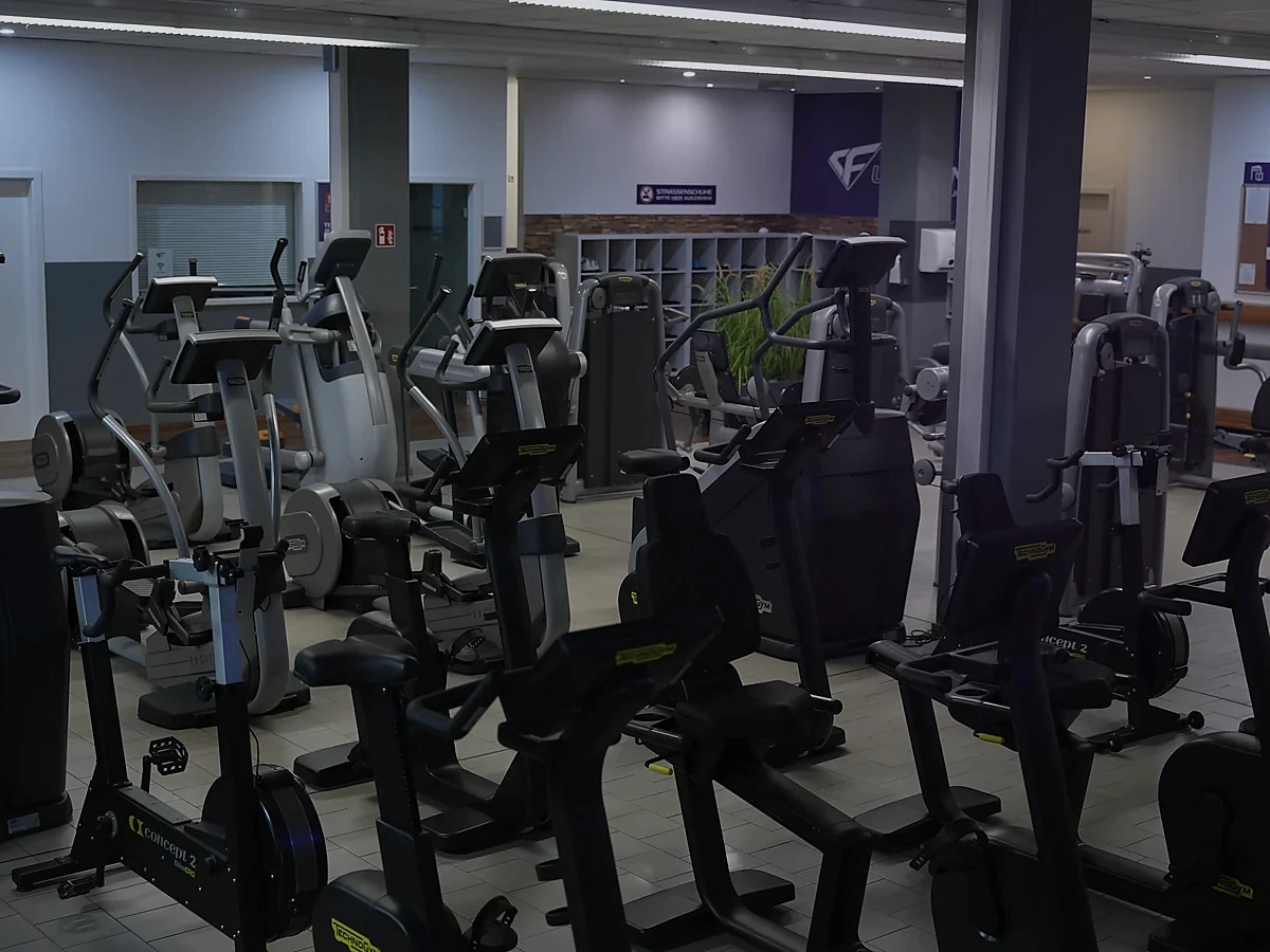 Cardio-Bereich im Fitnessstudio Schwarzenberg – Lila Fitness