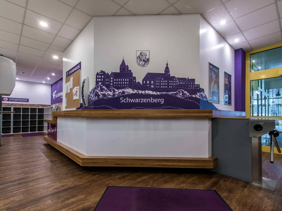 Empfang mit Schwarzenberg-Skyline im Fitnessstudio Schwarzenberg – Lila Fitness