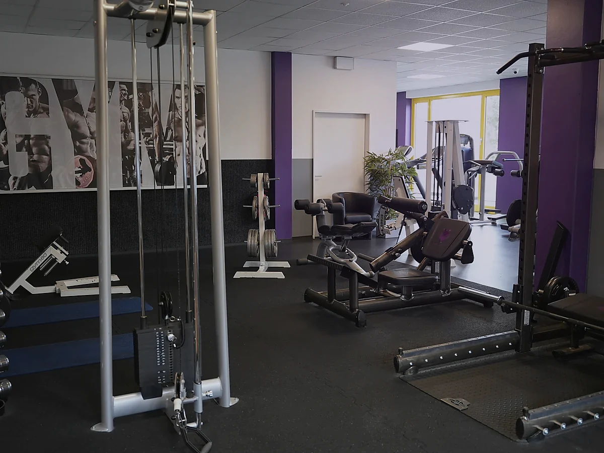 Kraftbereich im Fitnessstudio Schwarzenberg – Lila Fitness