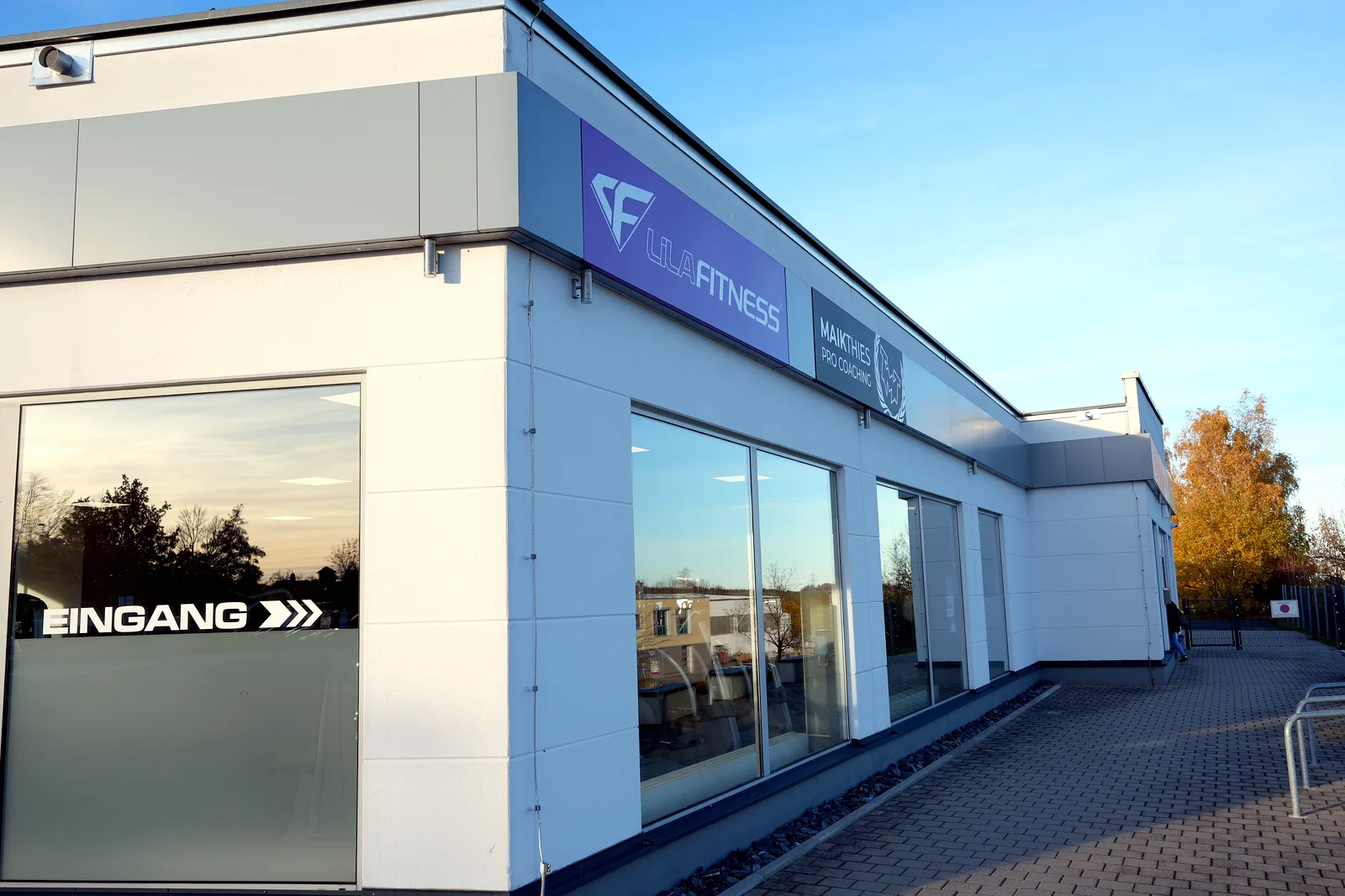 Außenansicht des Fitnessstudios Stollberg – Lila Fitness