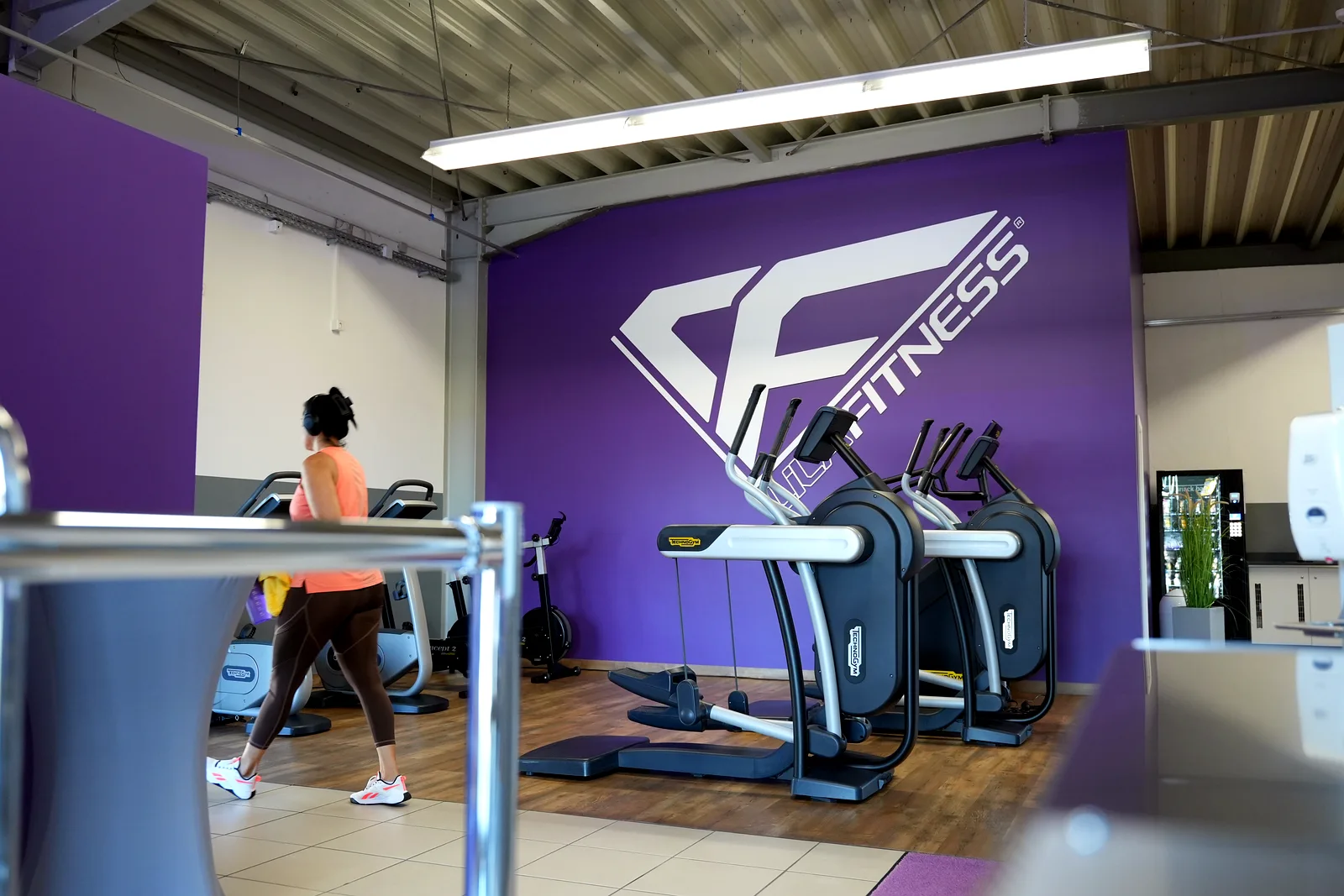 Cardio-Bereich im Fitnessstudio Stollberg – Lila Fitness