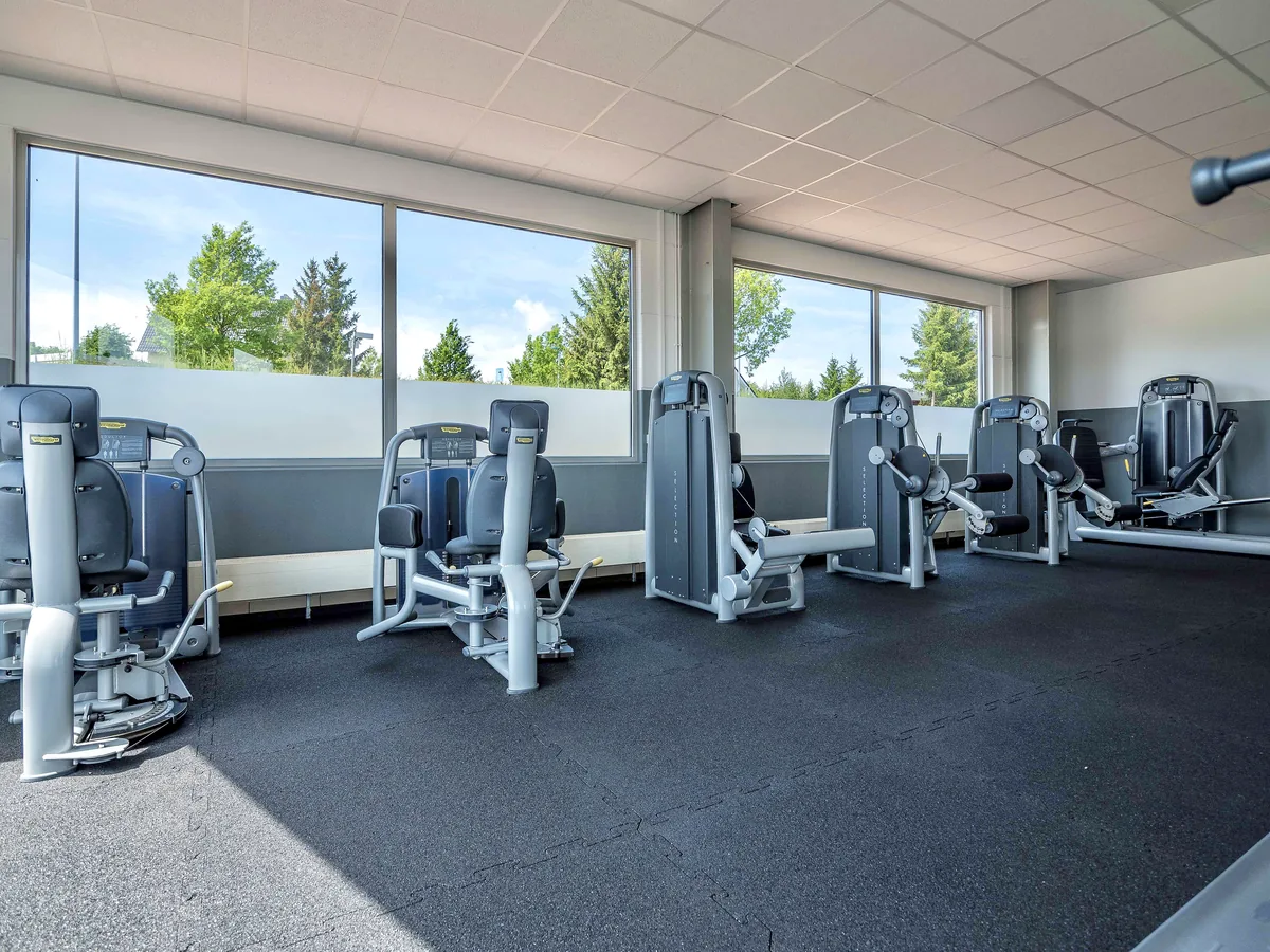 Kraftbereich im Fitnessstudio Stollberg – Lila Fitness