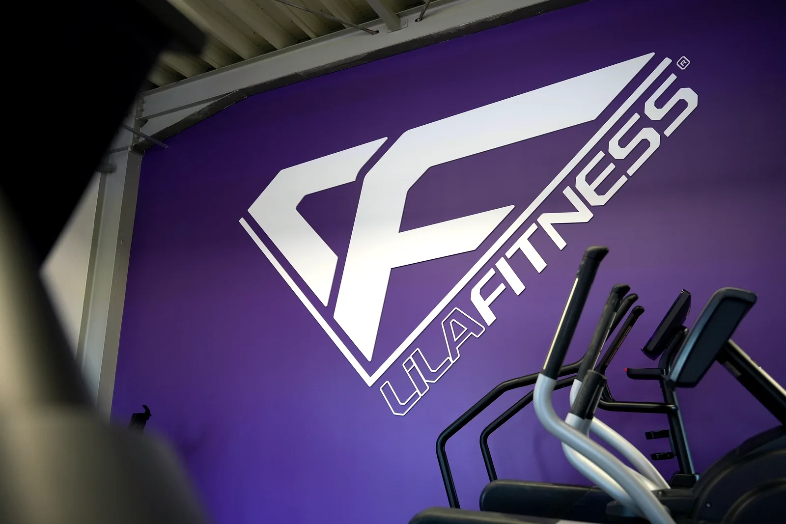 Lila Fitness Markenwand im Fitnessstudio Stollberg