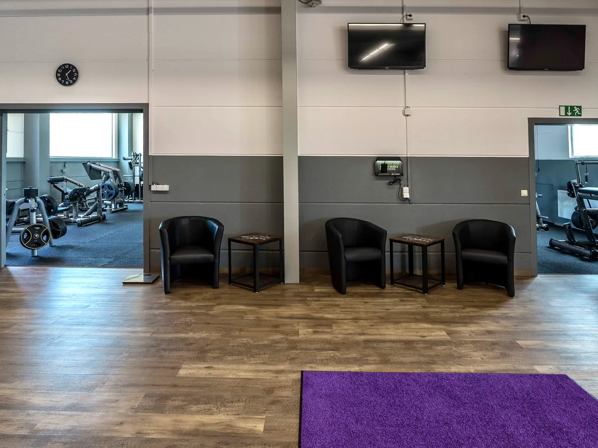 Lounge-Sitzbereich im Fitnessstudio Stollberg – Lila Fitness