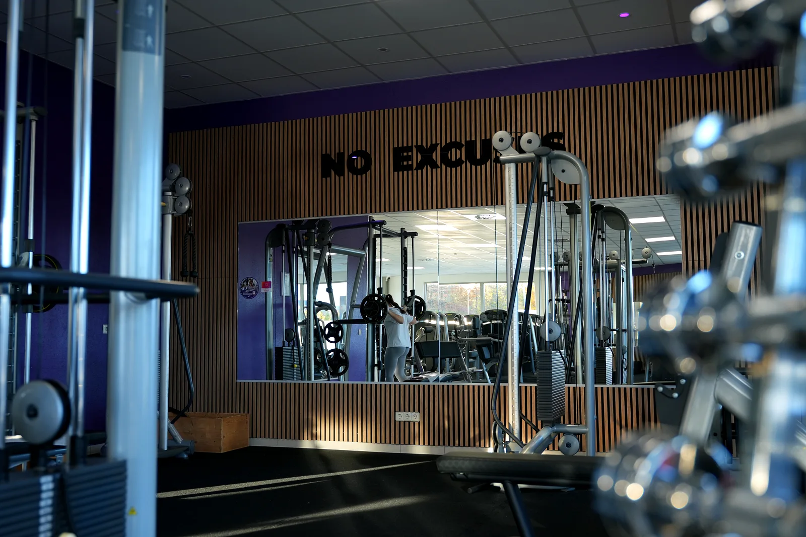 Motivationswand im Fitnessstudio Stollberg – Lila Fitness