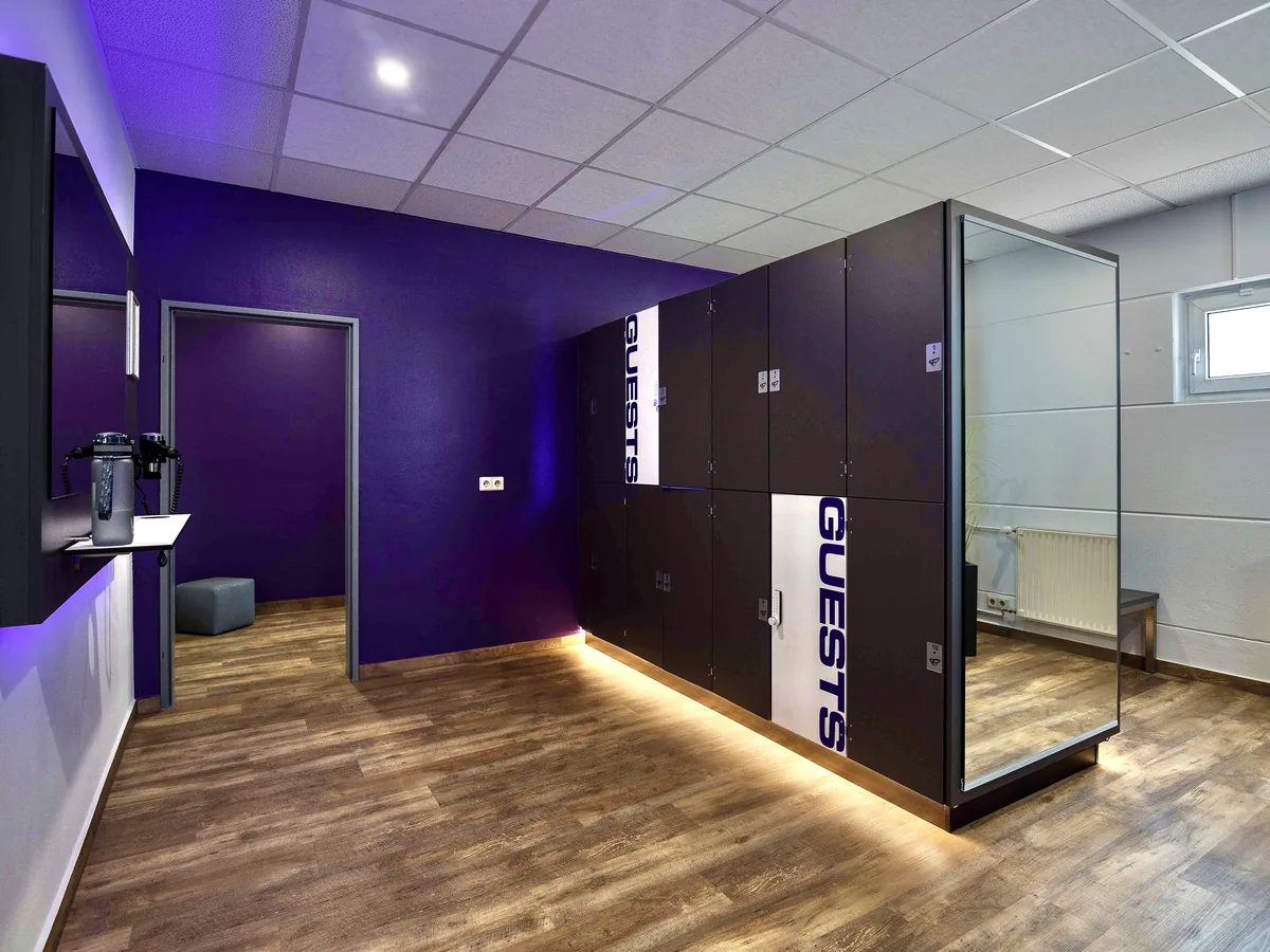 Umkleide mit Gästespinden im Fitnessstudio Stollberg – Lila Fitness